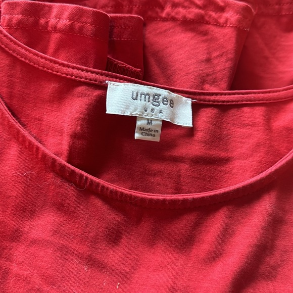 Red flows top with open back - Picture 3 of 3